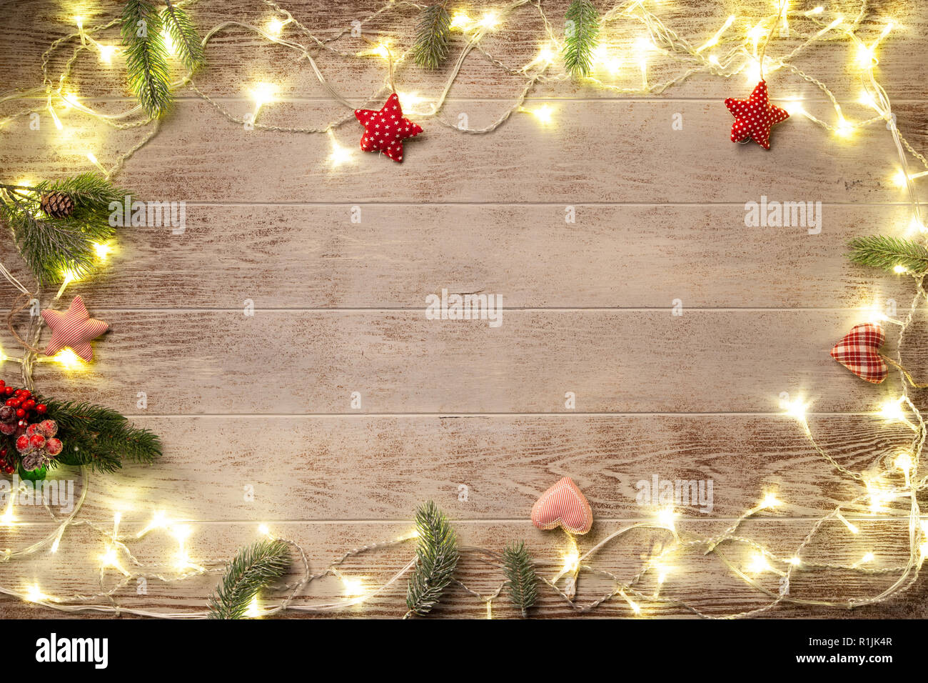 Weihnachtsbeleuchtung leuchtende auf bewaldeten Hintergrund Stockfoto