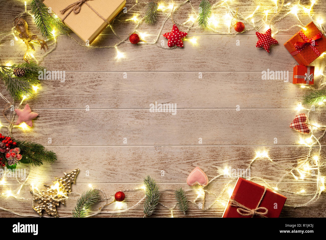 Weihnachtsbeleuchtung leuchtende auf bewaldeten Hintergrund Stockfoto