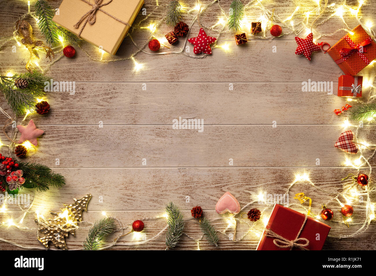 Weihnachtsbeleuchtung leuchtende auf bewaldeten Hintergrund Stockfoto