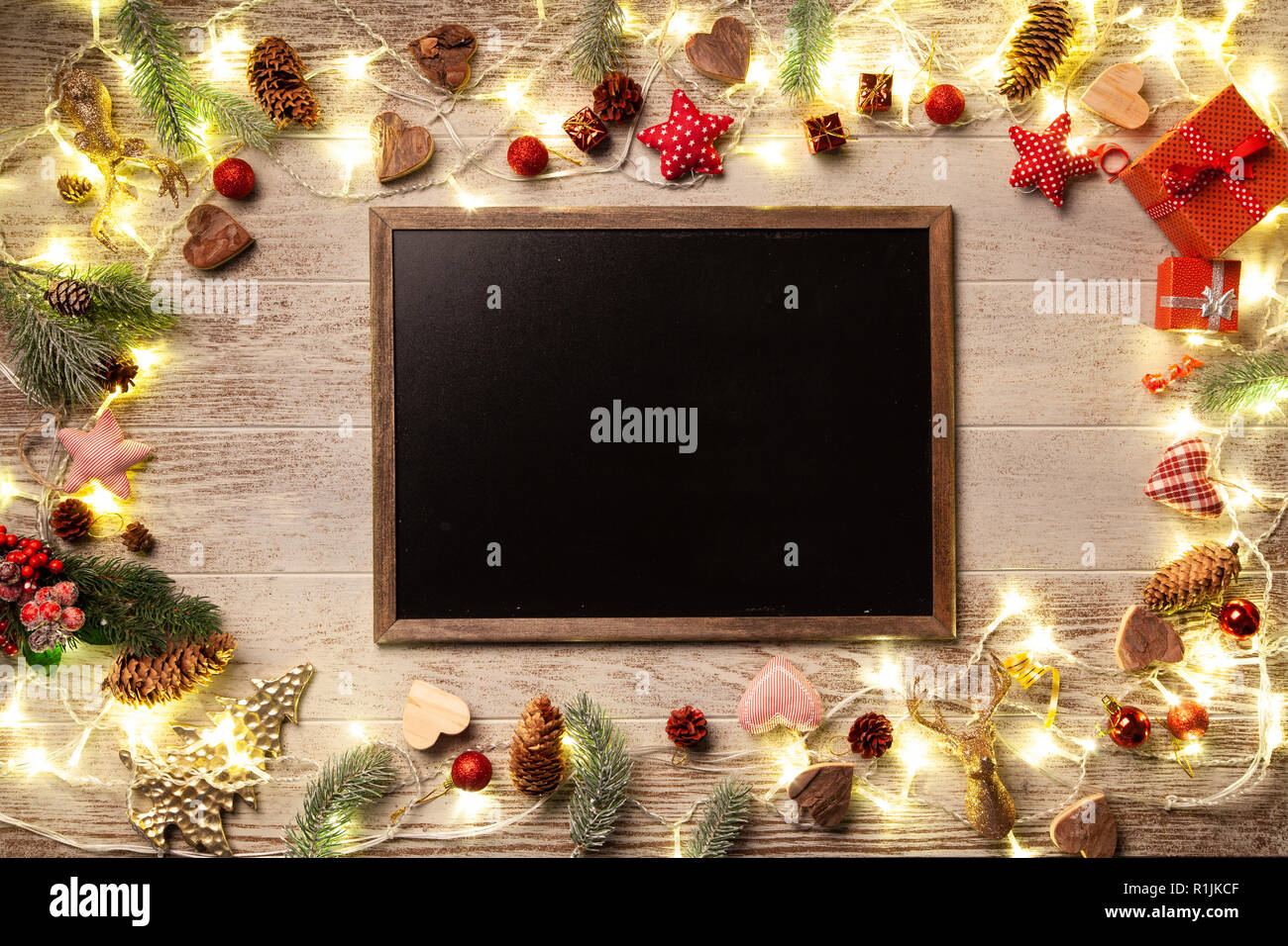 Weihnachtsbeleuchtung leuchtende auf bewaldeten Hintergrund Stockfoto