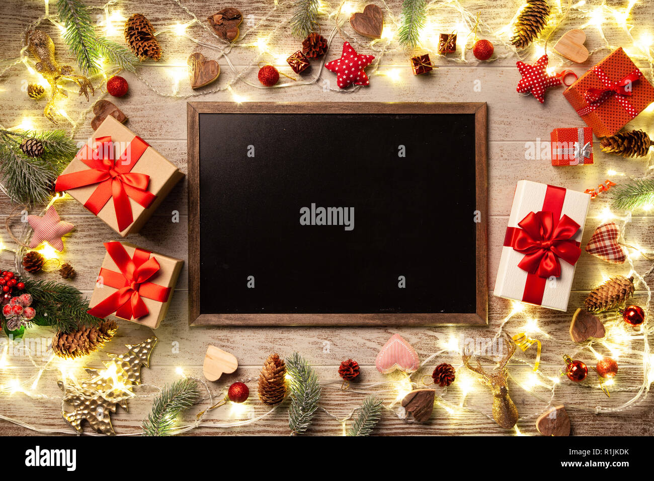 Weihnachtsbeleuchtung leuchtende auf bewaldeten Hintergrund Stockfoto