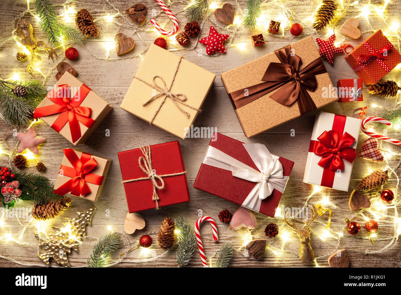 Weihnachtsbeleuchtung leuchtende auf bewaldeten Hintergrund Stockfoto