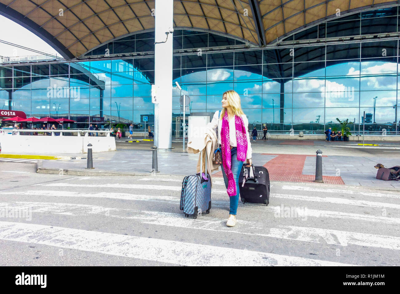 Alicante Spanien, Flughafen Frau mit Gepäck Stockfoto