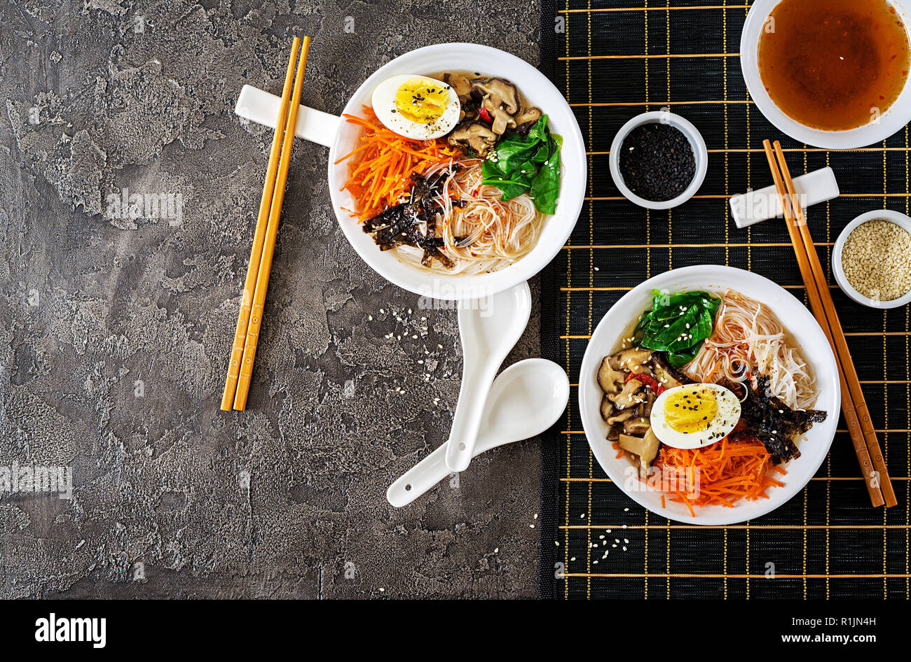Ernährung vegetarische Schüssel Nudelsuppe von Shiitake Pilze, Karotte und gekochte Eier. Japanisches Essen. Ansicht von oben. Flach Stockfoto Ernährung vegetarische Schüssel Nudelsuppe von Shiitake Pilze, Karotte und gekochte Eier. Japanisches Essen. Ansicht von oben. Flach Stockfoto