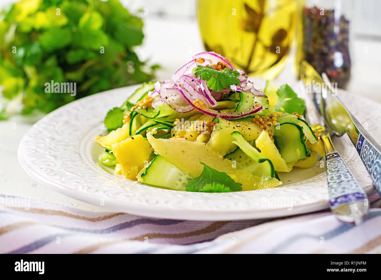 Gesund vegan Salat, Mango, Gurke, Koriander und rote Zwiebel in süß-saurer Sauce. Thailändisches Essen. Gesunde Mahlzeit. Stockfoto
