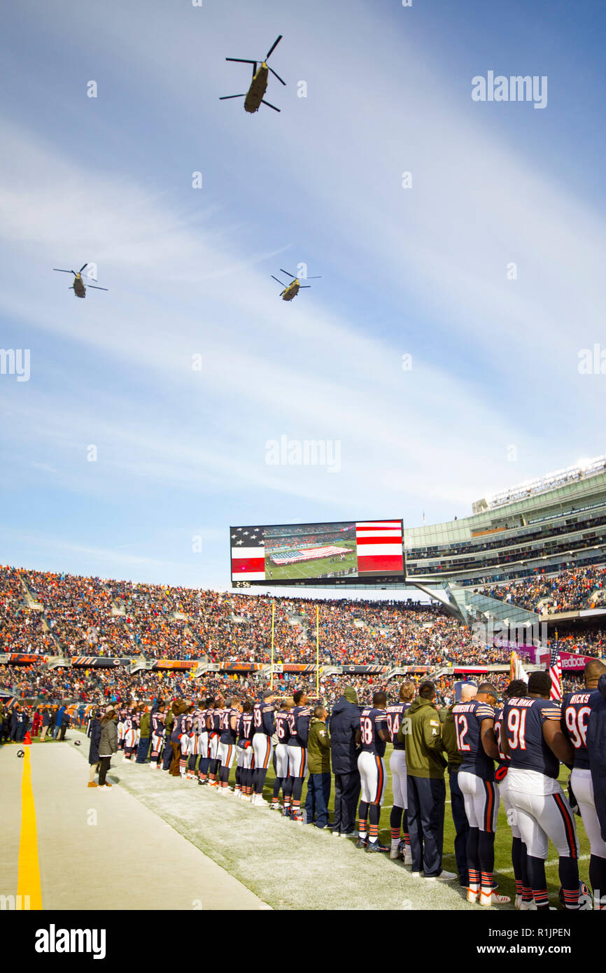 Chicago, Illinois, USA. 11 Nov, 2018. - Drei CH-47 Chinook Hubschrauber fliegen über Soldat als Teil der Bären' Gruß zum Service vor der NFL Spiel zwischen den Detroit Lions Chicago Bears im Soldier Field in Chicago, IL. Fotograf: Mike Wulf Credit: Csm/Alamy leben Nachrichten Stockfoto