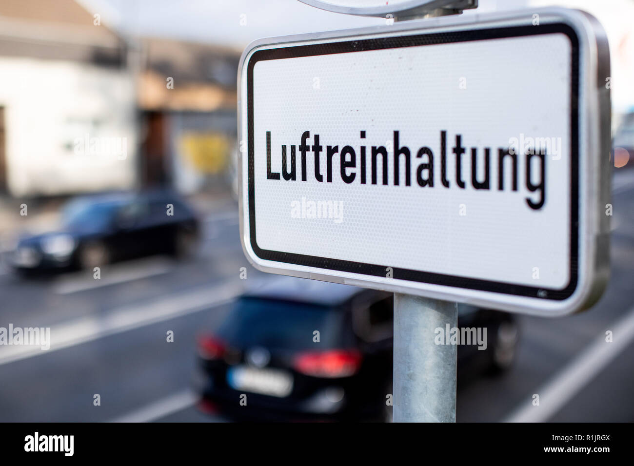 Bochum, Deutschland. 13 Nov, 2018. Autos fahren Sie an einem Schild mit der Aufschrift "Luftreinhaltung". Am 15.11.2018, das Verwaltungsgericht Gelsenkirchen wird über Diesel Fahrverbote in Gelsenkirchen und Essen hören. Dies wurde durch Beschwerden von der Deutschen Umwelthilfe dazu aufgefordert werden. Umweltschützer wollen, um sicherzustellen, dass die EU-Grenzwert für Stickstoffdioxid, die gesundheitsschädlich ist, eingehalten wird. (Dpa: 'Diesel Fahrverbote auch im Ruhrgebiet? Gericht entscheidet" vom 13.11.2018). Credit: Marcel Kusch/dpa/Alamy leben Nachrichten Stockfoto