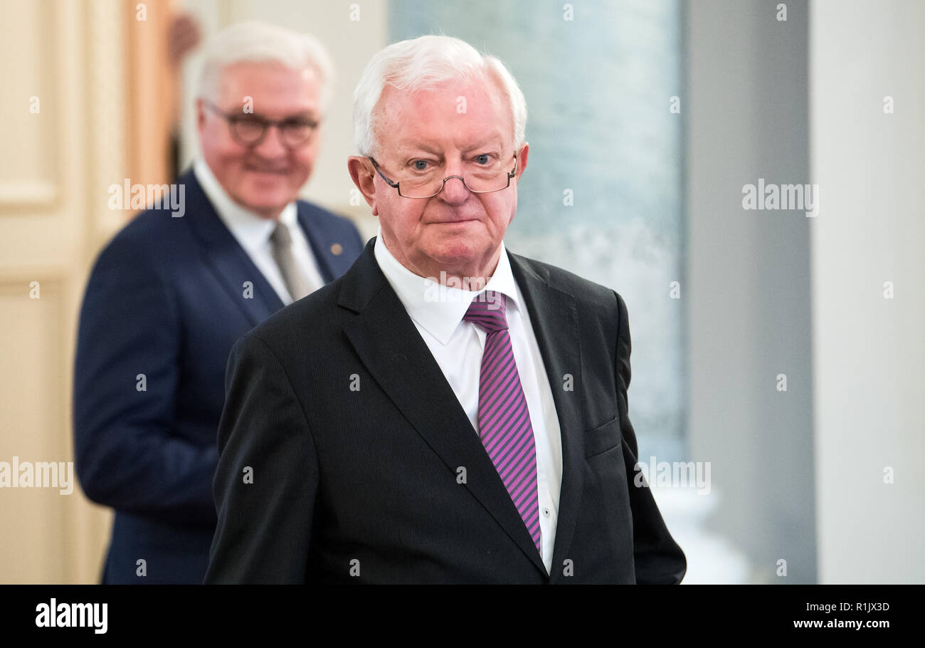 13 november 2018 berlin rudolf seiters r und bundesprasident dr frank walter steinmeier zur verleihung des grossen bundesverdienstkreuzes mit stern und schulter band des verdienstordens der bundesrepublik deutschland kommen zu rudolf seiters cdu