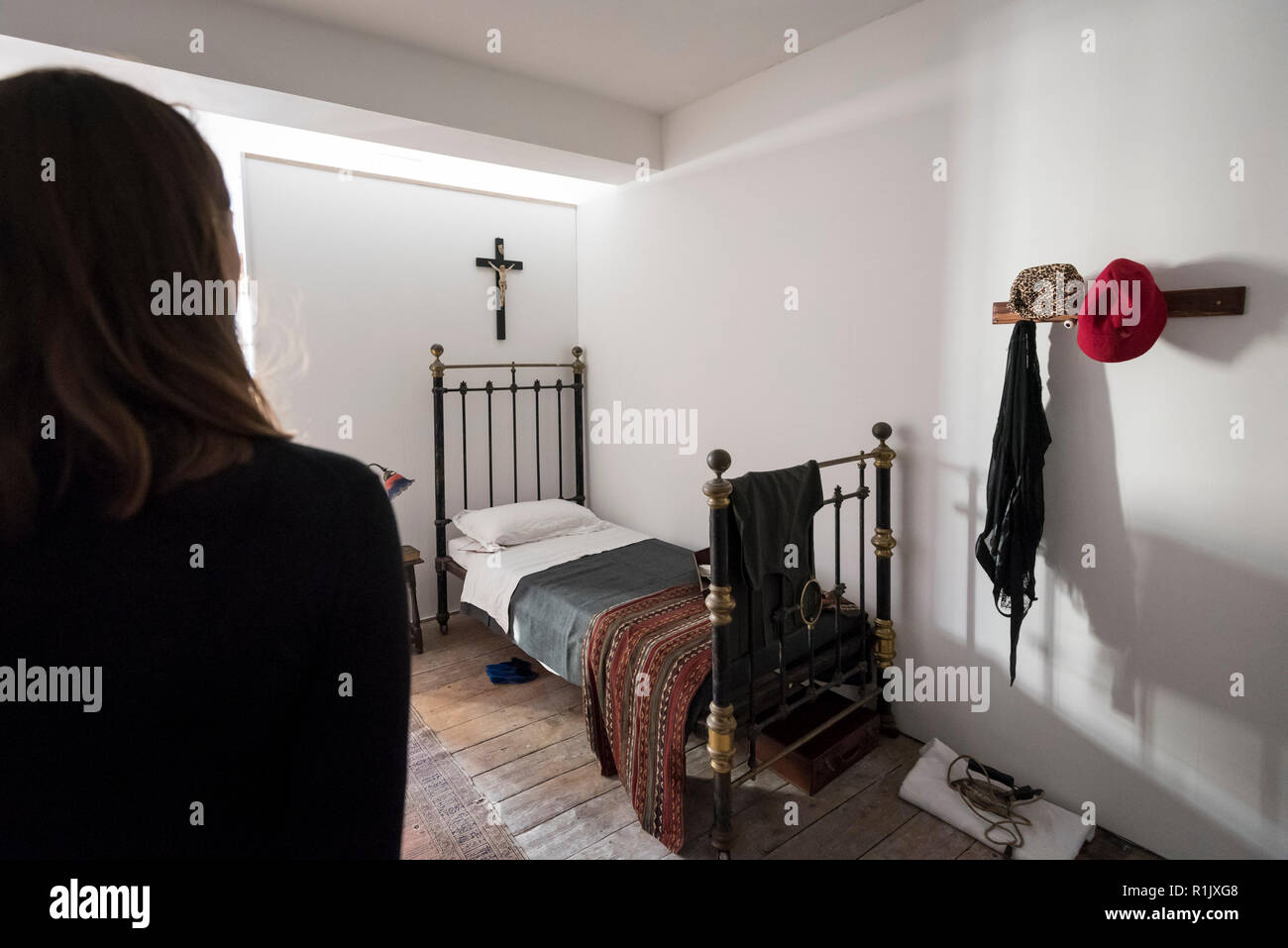 London, Großbritannien. 13. November 2018. Ein Mitarbeiter steht in Ruth Ellis' Gefängniszelle. Vorschau von "Froh, dass ich es Es ist, eine neue Arbeit von der irischen Künstlerin Christina Reihill in Bermondsey Project Space. Die interaktiven Kunstwerk betrachtet das Leben und den Tod von Ruth Ellis, die letzte Frau in Großbritannien gehängt werden, nachdem sie ihren Liebhaber erschossen, Rennfahrer, David Blakely 1955. Auf dem Display sind Interpretation des Künstlers von Ruth Ellis' Gefängniszelle, einschließlich Möbel und Requisiten, die hängenden Zimmer zusammen mit einem Video anzeige der Künstler im Gespräch. Credit: Stephen Chung/Alamy leben Nachrichten Stockfoto