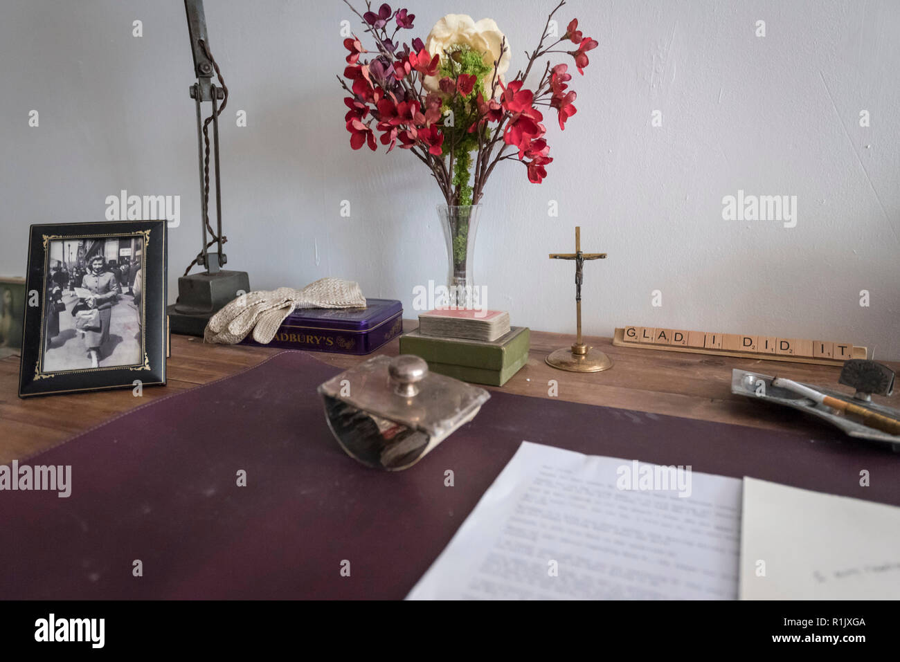 London, Großbritannien. 13. November 2018. Persönliche Gegenstände in Ruth Ellis' Gefängniszelle. Ein Mitarbeiter steht in Ruth Ellis' Gefängniszelle. Vorschau von "Froh, dass ich es Es ist, eine neue Arbeit von der irischen Künstlerin Christina Reihill in Bermondsey Project Space. Die interaktiven Kunstwerk betrachtet das Leben und den Tod von Ruth Ellis, die letzte Frau in Großbritannien gehängt werden, nachdem sie ihren Liebhaber erschossen, Rennfahrer, David Blakely 1955. Auf dem Display sind Interpretation des Künstlers von Ruth Ellis' Gefängniszelle, einschließlich Möbel und Requisiten, die hängenden Zimmer zusammen mit einem Video anzeige der Künstler im Gespräch. Credit: Stephen Chung Stockfoto