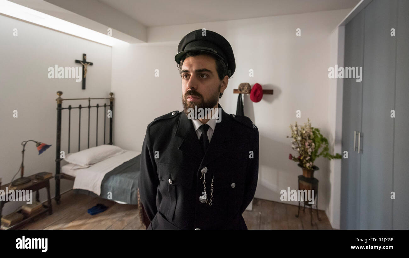 London, Großbritannien. 13. November 2018. Ein Mitarbeiter, als Gefängniswärter posieren, in Ruth Ellis' Gefängniszelle. Vorschau von "Froh, dass ich es Es ist, eine neue Arbeit von der irischen Künstlerin Christina Reihill in Bermondsey Project Space. Die interaktiven Kunstwerk betrachtet das Leben und den Tod von Ruth Ellis, die letzte Frau in Großbritannien gehängt werden, nachdem sie ihren Liebhaber erschossen, Rennfahrer, David Blakely 1955. Auf dem Display sind Interpretation des Künstlers von Ruth Ellis' Gefängniszelle, einschließlich Möbel und Requisiten, die hängenden Zimmer zusammen mit einem Video anzeige der Künstler im Gespräch. Credit: Stephen Chung/Alamy leben Nachrichten Stockfoto