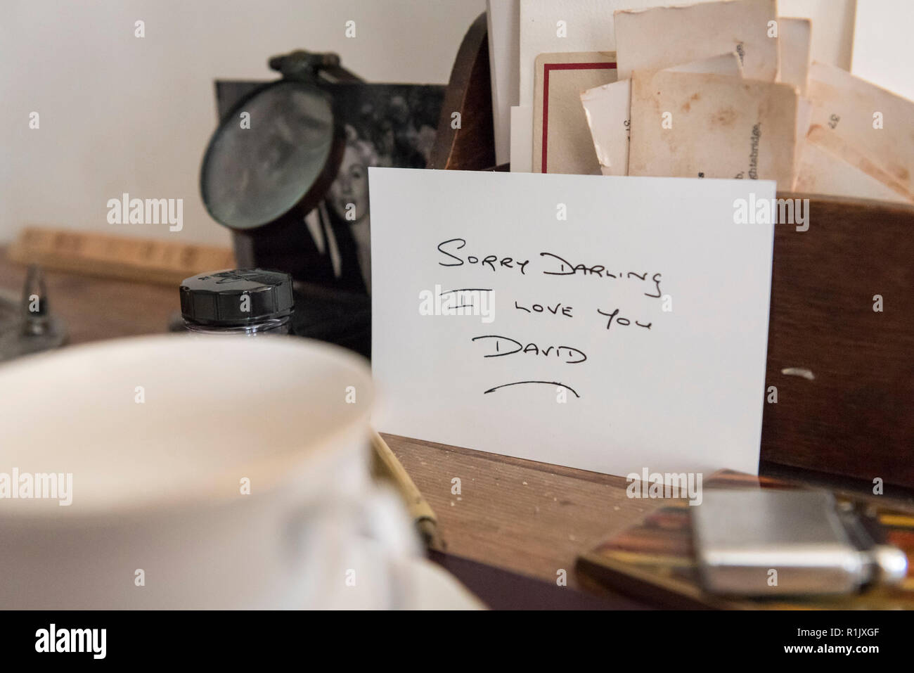 London, Großbritannien. 13. November 2018. Ein schwarz-weiß Foto von David Blakely und Ruth Ellis, zusammen mit den letzten Hinweis schrieb Blakely nach Ellis. Vorschau von "Froh, dass ich es Es ist, eine neue Arbeit von der irischen Künstlerin Christina Reihill in Bermondsey Project Space. Die interaktiven Kunstwerk betrachtet das Leben und den Tod von Ruth Ellis, die letzte Frau in Großbritannien gehängt werden, nachdem sie ihren Liebhaber erschossen, Rennfahrer, David Blakely 1955. Auf dem Display sind Interpretation des Künstlers von Ruth Ellis' Gefängniszelle, einschließlich Möbel und Requisiten, die hängenden Zimmer zusammen mit einem Video anzeige der Künstler im Gespräch. Stockfoto