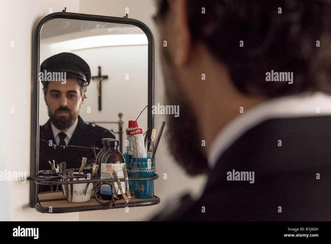 London, Großbritannien. 13. November 2018. Ein Mitarbeiter, als Gefängniswärter posieren, auf einem Regal mit einer Zahnbürste und Wasserstoffperoxid (Haarfärbemittel), in Ruth Ellis' Gefängniszelle. Vorschau von "Froh, dass ich es Es ist, eine neue Arbeit von der irischen Künstlerin Christina Reihill in Bermondsey Project Space. Die interaktiven Kunstwerk betrachtet das Leben und den Tod von Ruth Ellis, die letzte Frau in Großbritannien gehängt werden, nachdem sie ihren Liebhaber erschossen, Rennfahrer, David Blakely 1955. Credit: Stephen Chung/Alamy leben Nachrichten Stockfoto