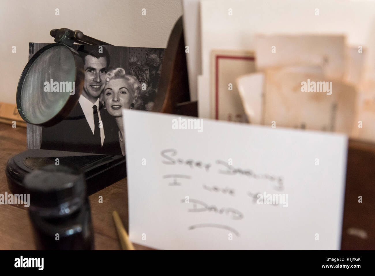 London, Großbritannien. 13. November 2018. Ein schwarz-weiß Foto von David Blakely und Ruth Ellis, zusammen mit den letzten Hinweis schrieb Blakely nach Ellis. Vorschau von "Froh, dass ich es Es ist, eine neue Arbeit von der irischen Künstlerin Christina Reihill in Bermondsey Project Space. Die interaktiven Kunstwerk betrachtet das Leben und den Tod von Ruth Ellis, die letzte Frau in Großbritannien gehängt werden, nachdem sie ihren Liebhaber erschossen, Rennfahrer, David Blakely 1955. Auf dem Display sind Interpretation des Künstlers von Ruth Ellis' Gefängniszelle, einschließlich Möbel und Requisiten, die hängenden Zimmer zusammen mit einem Video anzeige der Künstler im Gespräch. Stockfoto