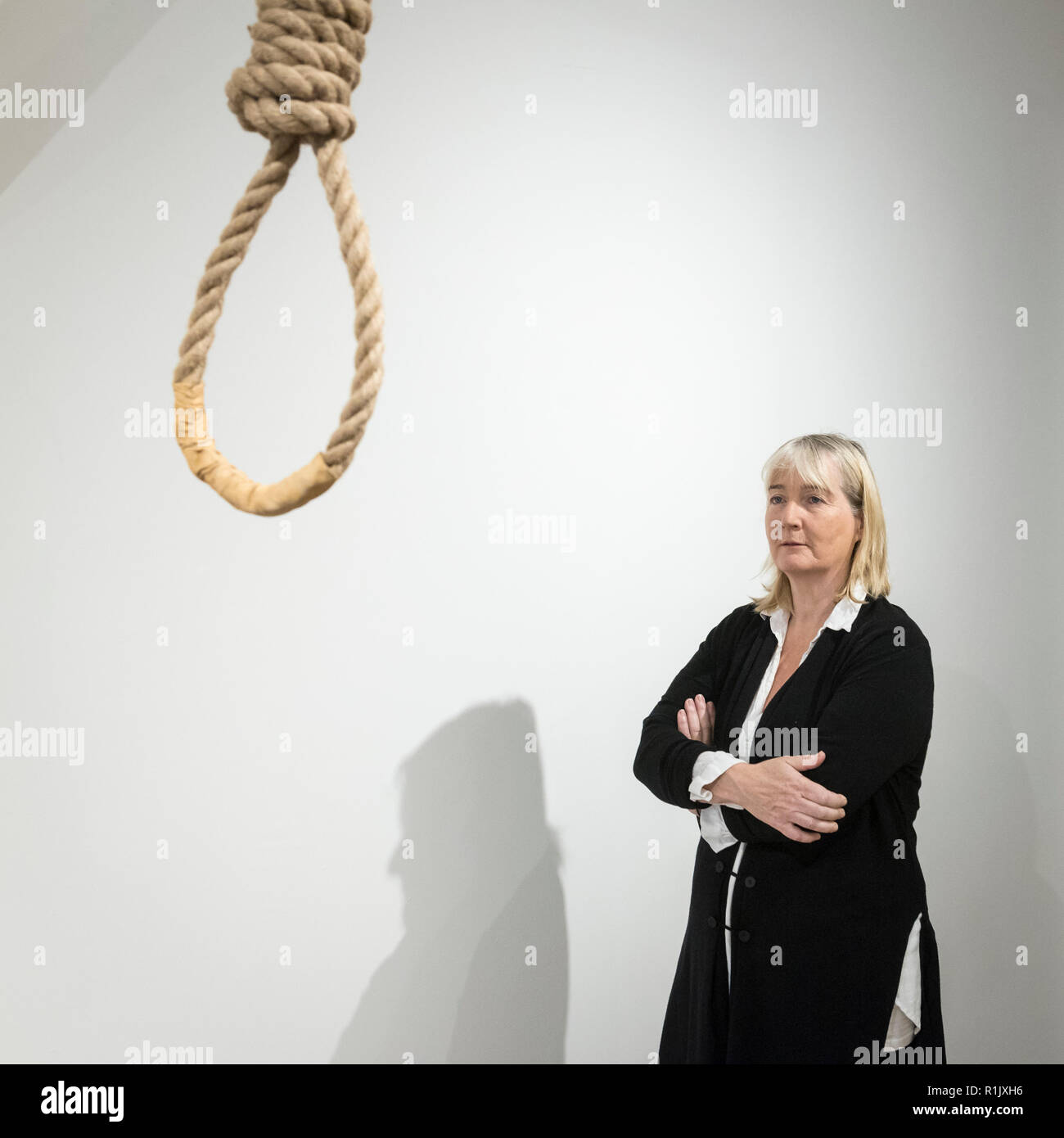 London, Großbritannien. 13. November 2018. Künstlerin Christina Reihill stellt mit einem Henker Schlinge. Vorschau von "Froh, dass ich es Es ist, eine neue Arbeit von der irischen Künstlerin Christina Reihill in Bermondsey Project Space. Die interaktiven Kunstwerk betrachtet das Leben und den Tod von Ruth Ellis, die letzte Frau in Großbritannien gehängt werden, nachdem sie ihren Liebhaber erschossen, Rennfahrer, David Blakely 1955. Auf dem Display sind Interpretation des Künstlers von Ruth Ellis' Gefängniszelle, einschließlich Möbel und Requisiten, die hängenden Zimmer zusammen mit einem Video anzeige der Künstler im Gespräch. Credit: Stephen Chung/Alamy leben Nachrichten Stockfoto