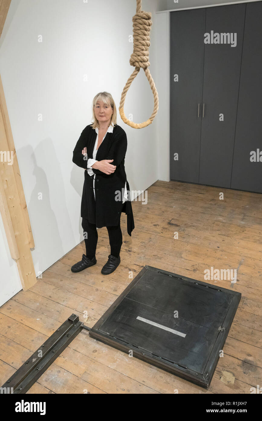 London, Großbritannien. 13. November 2018. Künstlerin Christina Reihill stellt mit einem Henker Schlinge. Vorschau von "Froh, dass ich es Es ist, eine neue Arbeit von der irischen Künstlerin Christina Reihill in Bermondsey Project Space. Die interaktiven Kunstwerk betrachtet das Leben und den Tod von Ruth Ellis, die letzte Frau in Großbritannien gehängt werden, nachdem sie ihren Liebhaber erschossen, Rennfahrer, David Blakely 1955. Auf dem Display sind Interpretation des Künstlers von Ruth Ellis' Gefängniszelle, einschließlich Möbel und Requisiten, die hängenden Zimmer zusammen mit einem Video anzeige der Künstler im Gespräch. Credit: Stephen Chung/Alamy leben Nachrichten Stockfoto
