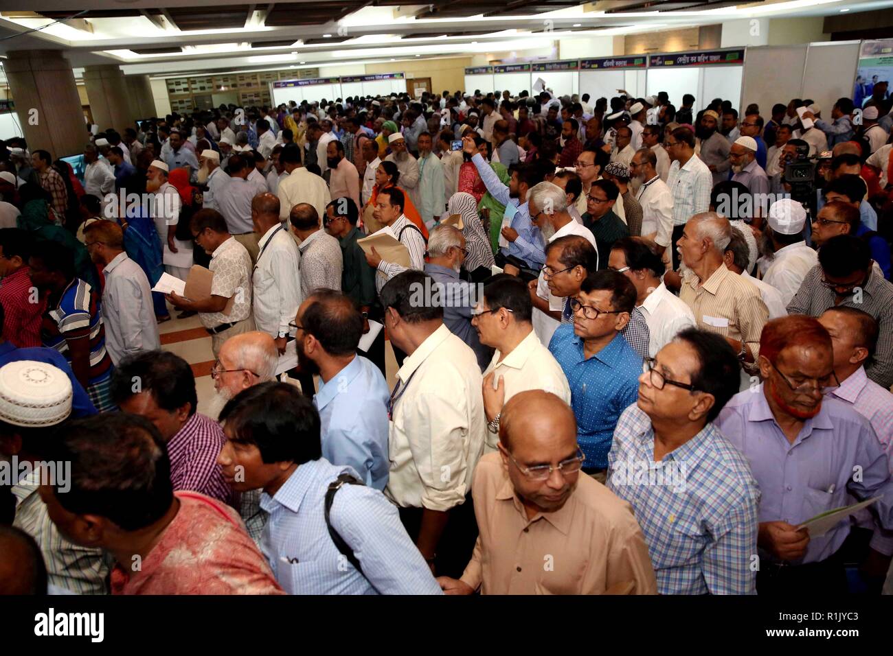 Dhaka. 13 Nov, 2018. Menschen Schlange steuern Steuern Messe in Dhaka, Bangladesch, Nov. 13, 2018 zu zahlen. In Bangladesch jährliche Steuer Messe begann am Dienstag in der Hauptstadt Dhaka und anderswo im Land. Quelle: Xinhua/Alamy leben Nachrichten Stockfoto