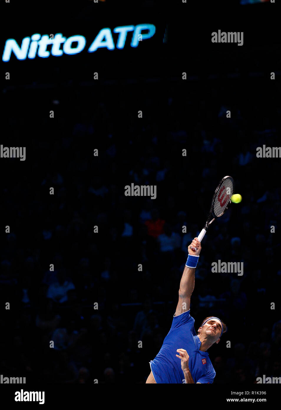 13. November 2018, O2 Arena, London, England; Nitto ATP-Finale; Roger Federer (SUI) dient der Dominic Thiem (AUT) Stockfoto