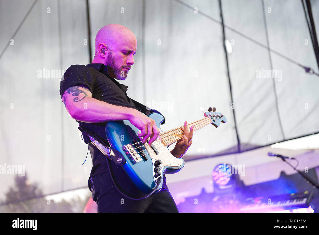 Juli 13, 2018 - Raleigh, North Carolina; USA - Bass Gitarrist SHAUN COOPER der Band Nehmen zurück Sonntag führt leben, wie ihre Tour 2018 macht Halt an der Red Hat im Amphitheater von Raleigh entfernt. Copyright 2018 Jason Moore. Credit: Jason Moore/ZUMA Draht/Alamy leben Nachrichten Stockfoto