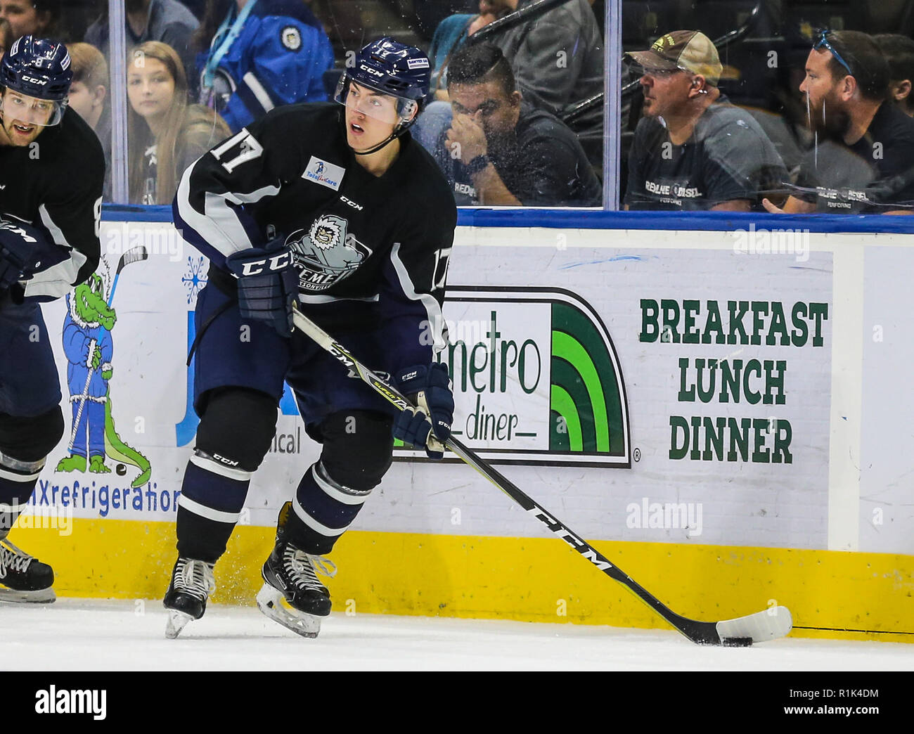 12.11.2011 - Jacksonville, FL, USA: Jacksonville Eisgruben steigt vorwärts Everett Clark (17) Während ein echl Professional Hockey Spiel gegen den Norfolk Admirals am Veterans Memorial Arena in Jacksonville, Fla., Monday, November 12, 2018. (Gary Lloyd McCullough/Cal Sport Media) Stockfoto