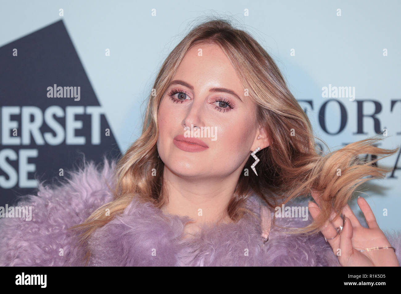 Somerset House, London, Großbritannien, 13. Nov 2018. Rosie Fortescue. Celebrity Ankünfte. Skate im Somerset House mit Fortnum & Mason öffnet mit einer offiziellen Launch Party, wie die beliebte Eisbahn im historischen Ambiente des Somerset House für das Eislaufen sesason. Die Eisbahn ist für die Öffentlichkeit vom 14. Nov. Credit: Imageplotter Nachrichten und Sport/Alamy leben Nachrichten Stockfoto