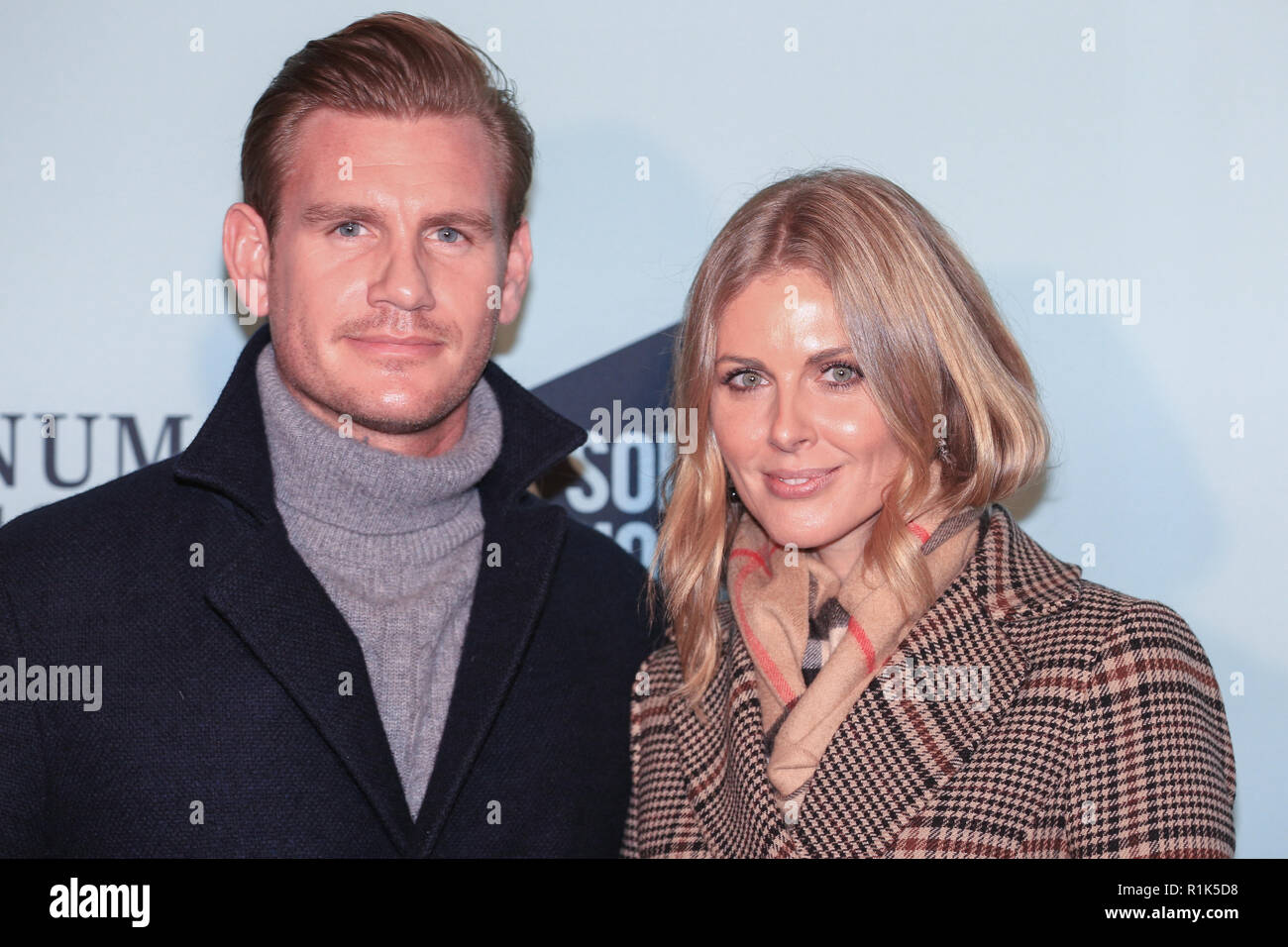 Somerset House, London, Großbritannien, 13. Nov 2018. Donna Air und Ben Carrington. Celebrity Ankünfte. Skate im Somerset House mit Fortnum & Mason öffnet mit einer offiziellen Launch Party, wie die beliebte Eisbahn im historischen Ambiente des Somerset House für das Eislaufen sesason. Die Eisbahn ist für die Öffentlichkeit vom 14. Nov. Credit: Imageplotter Nachrichten und Sport/Alamy leben Nachrichten Stockfoto