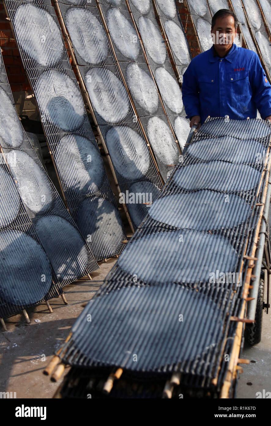 Binzhou, der chinesischen Provinz Shandong. 13 Nov, 2018. Ein Landwirt lüftet süße Kartoffelstärke Gelee in Dongzheng Dorf, Boxen, Grafschaft, der ostchinesischen Provinz Shandong, Nov. 13, 2018. Credit: Chen Bin/Xinhua/Alamy leben Nachrichten Stockfoto