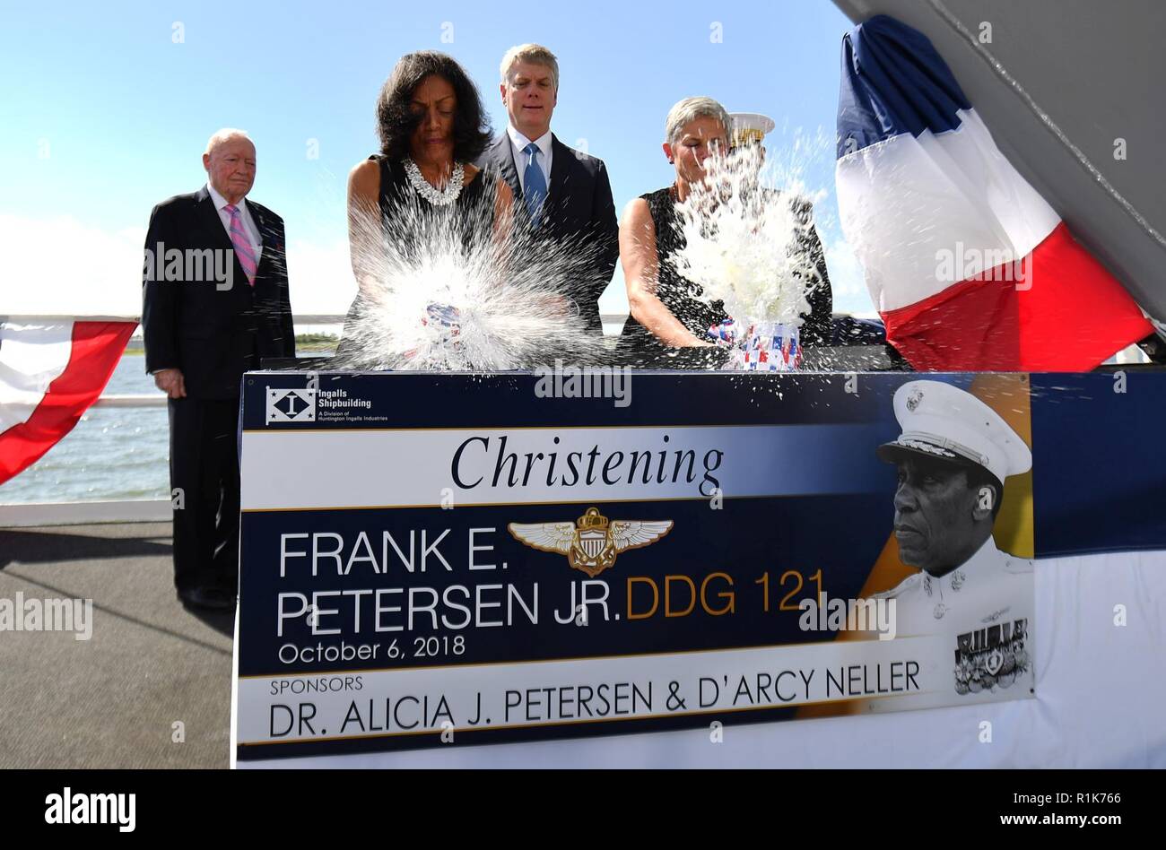 PASCAGOULA, Fräulein (Okt. 2010) 6, 2018) das Schiff Sponsoren Alicia J. Petersen, Links, und D'Arcy Neller Christen die Zukunft geführte Anti-raketen-Zerstörer USS Frank E. Petersen Jr. (DDG121). Das Schiff ist mit dem Namen für den späten Petersen's Mann namens Frank E. Petersen jr., der erste afroamerikanische Aviator und allgemein in der US Marine Corps. Auch abgebildet sind Gen. Alfred Grau zurückgezogen, Links, ehemaliger Kommandant der Marine Corps und Keynote Speaker bei der Taufe, Ingalls Shipbuilding Präsident Brian Cuccias und Gen. Robert Neller, der 37 Kommandant des Marine Corps. Stockfoto