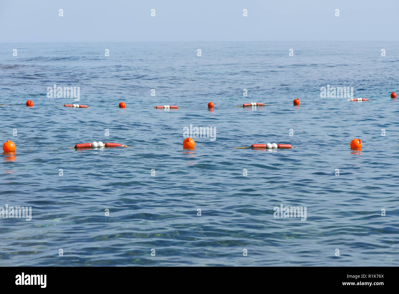 Orange Bojen an sicheres Schwimmen im Meer Stockfoto