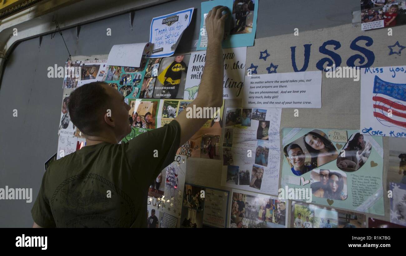 ARABIAN SEA - US Marine Sgt. Peter Färbung, eine administrative Manager mit dem Befehl Element, 13 Marine Expeditionary Unit (MEU), passt die Position der Buchstaben auf einer Collage an Bord der Wasp-Klasse amphibisches Schiff USS Essex (LL 2), Oktober 9, 2018. Der Essex ist das Flaggschiff der Essex amphibische Gruppe und bereit, mit der begonnen 13. MEU, ist in die USA 5 Flotte Bereich der Maßnahmen zur Unterstützung der Marine im Einsatz für die Stabilität und Sicherheit in der Region zu gewährleisten und verbindet das Mittelmeer und den Pazifischen Raum durch den westlichen Indischen Ozean und drei strateg Stockfoto