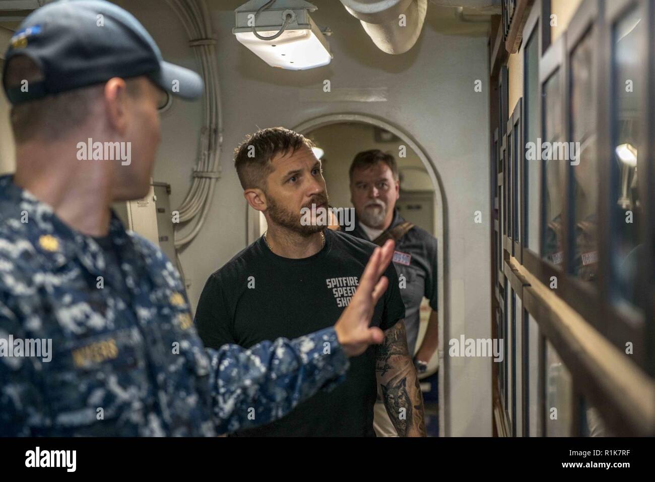 NORFOLK, Virginia (Okt. 2010) 9, 2018) Schauspieler Tom Hardy Touren dem Flugzeugträger USS George H.W. Bush (CVN 77) als Teil der United Service Organisationen (USO) besuchen. Das Schiff ist im Hafen in Norfolk, Virginia, die Durchführung von routinemäßigen Übungen Träger bereit zu halten. Stockfoto