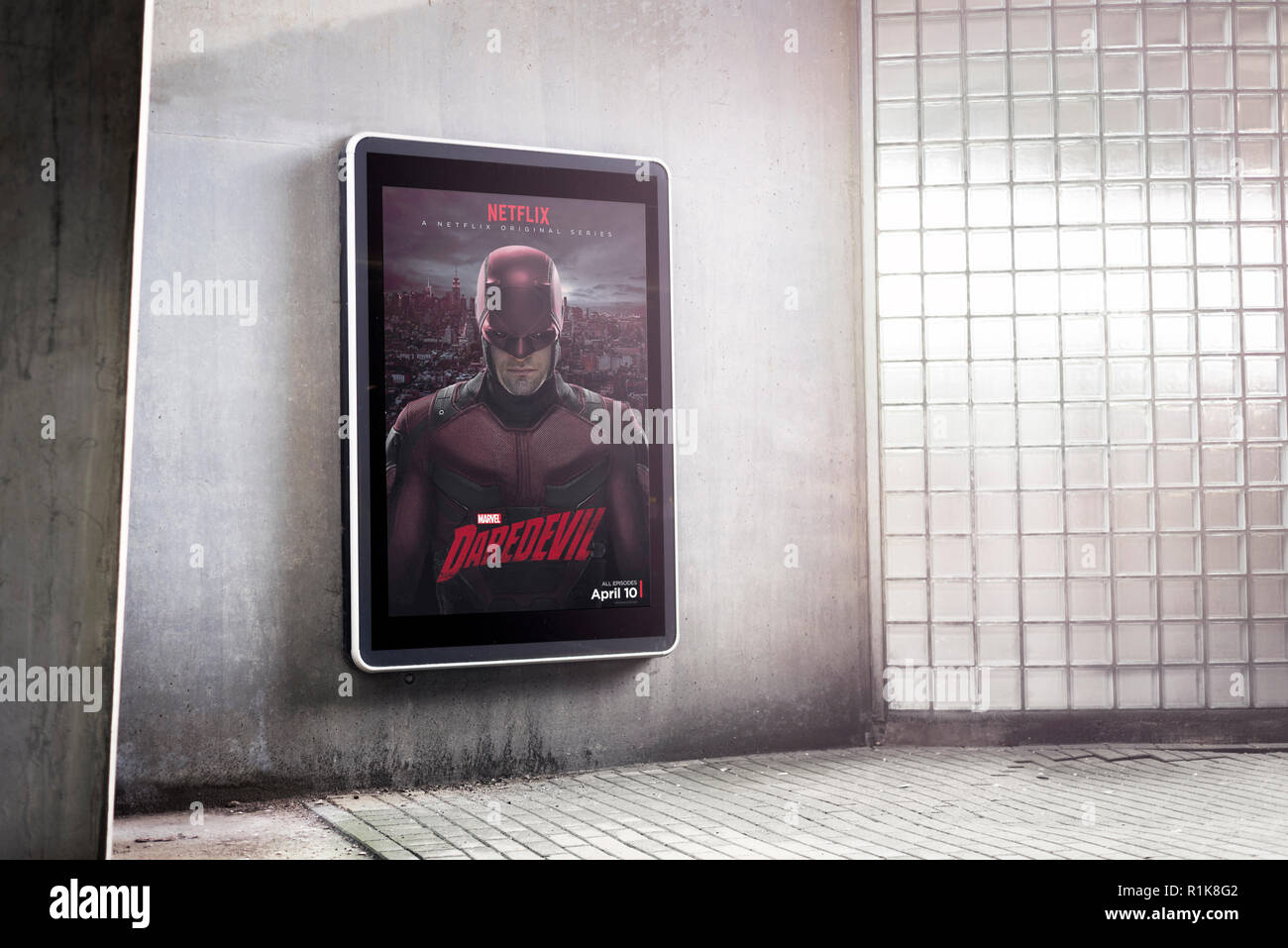Netflix Poster signieren oder Lightbox im Freien in der Haltestelle Stockfoto