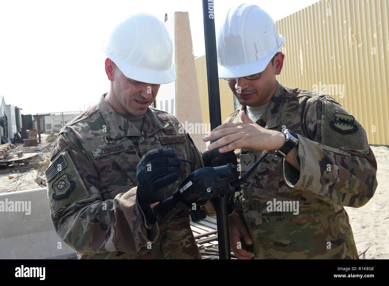 Oberst Scott Gibson (links), 407 Air Expeditionary Gruppenkommandant und Älterer Flieger Nicolas Florez (rechts), 407 Expeditionary Bauingenieur Squadron engineering Facharbeiter, Eingabedaten in einem Trimble Survey Controller an einem unbekannten Ort in Südwestasien, Oktober 9, 2018. Das engineering Flug gab Gibson Hands-on-Training ein besseres Verständnis der Einheit und deren Einsatzmöglichkeiten zu gewinnen. Stockfoto