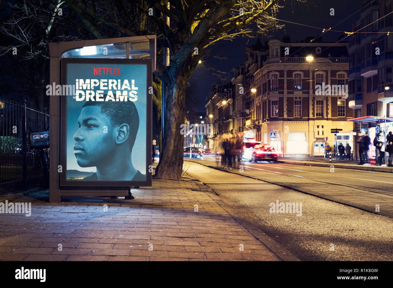 Netflix Poster signieren oder Lightbox im Freien in der Haltestelle Stockfoto