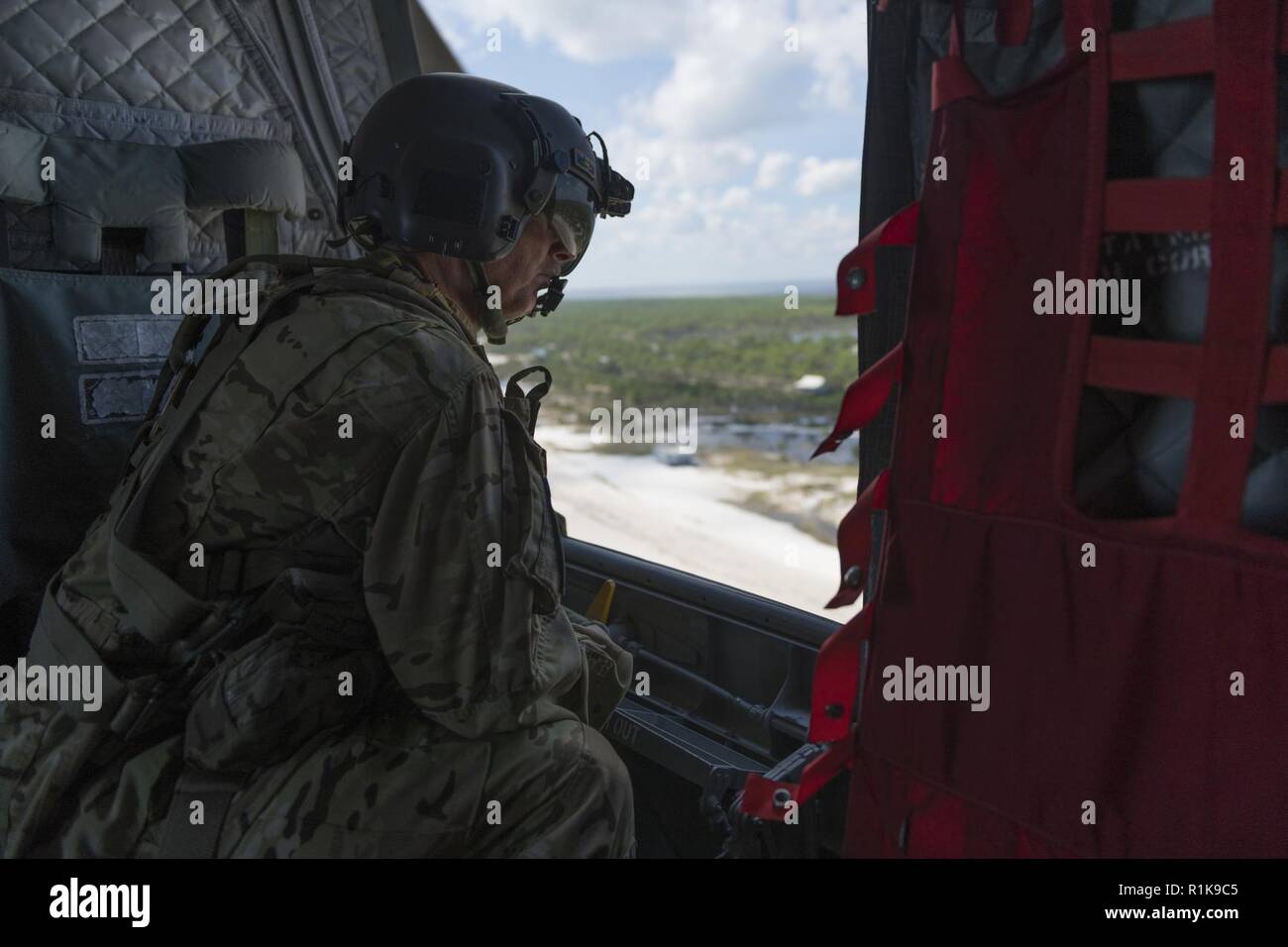 Ein US-Soldat mit Firma B, 1-111 th Aviation Regiment scannt den Horizont nachdem Sie eine Such- und Rettungsteam in einem betroffenen Gebiet nach dem Hurrikan Michael bei Hund Island, Florida, Okt. 11, 2018. Stockfoto