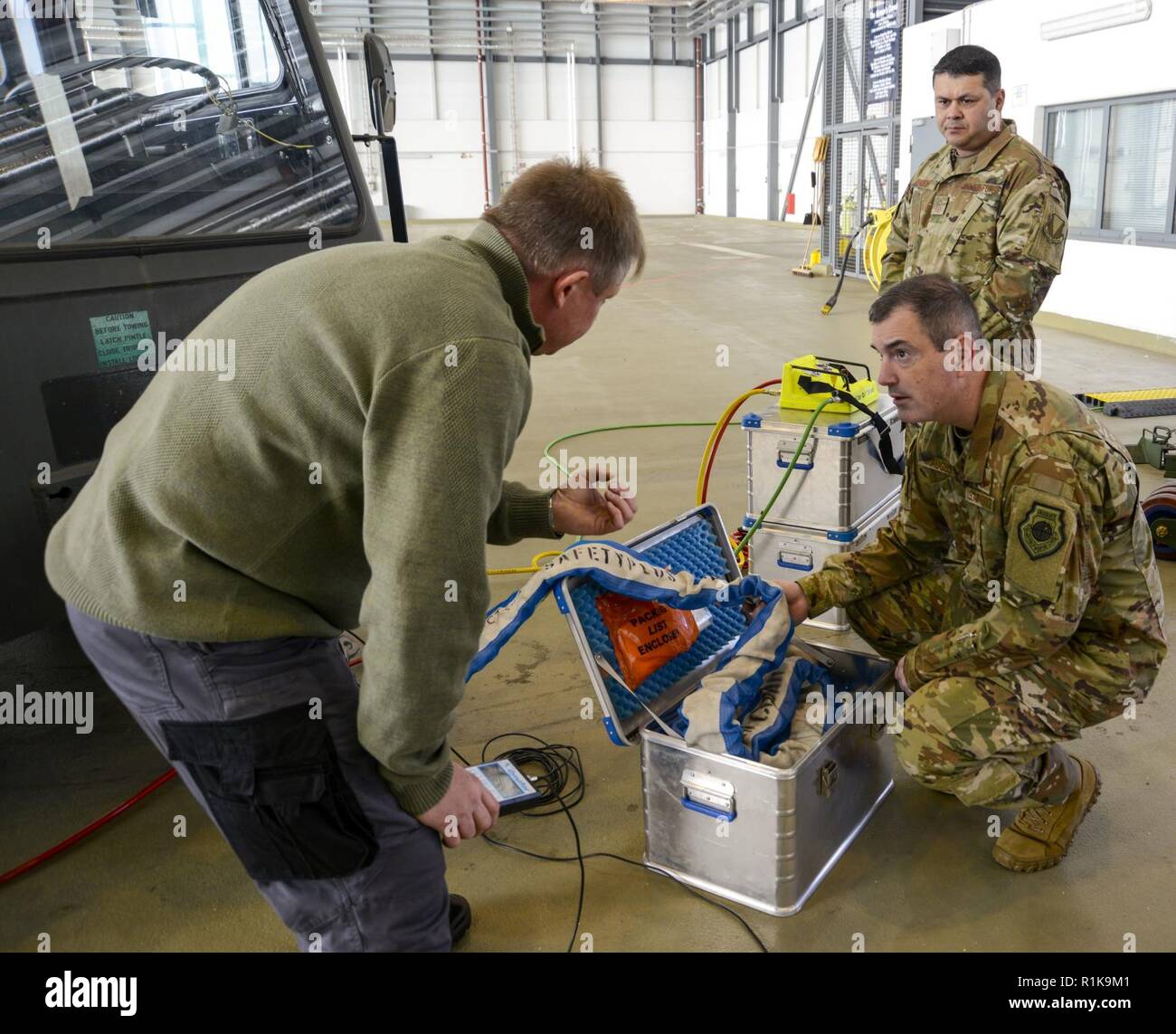 Us Air Force Brig. Gen. Mark R. August 86th Airlift Wing Commander, und Chief Master Sgt. Ernesto J. Rendon jr., 86th AW Befehl Chief, Test einige der neuen Tools die 86 Maintenance Squadron verwendet, während ein Eintauchen Tour der 86th Instandhaltungsgruppe auf der Air Base Ramstein, Deutschland, Oktober 9, 2018. Das Team gelernt, dass viele der neuen Werkzeuge nicht nur die Arbeit leichter machen, sondern auch für Flieger sicherer. Stockfoto