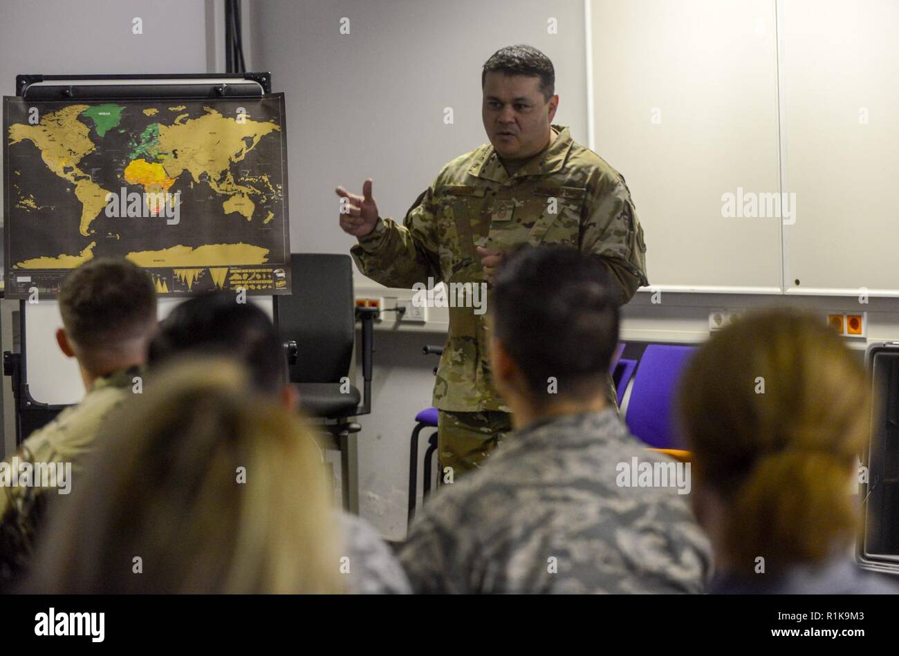 Us Air Force Chief Master Sgt. Ernesto J. Rendon jr., 86th Airlift Wing command Chief, spricht mit Fliegern der 86th Aircraft Maintenance Squadron während einer immersion Tour der 86th Instandhaltungsgruppe auf der Air Base Ramstein, Deutschland, Oktober 9, 2018. Rendon und Brig. Gen. Mark R. August 86th AW Commander, verwendet die Immersion als Weg zu einem besseren Verständnis des 86th MXG Funktionen sowie eine Möglichkeit für Flieger, Fragen direkt an die Verantwortlichen zu stellen. Stockfoto