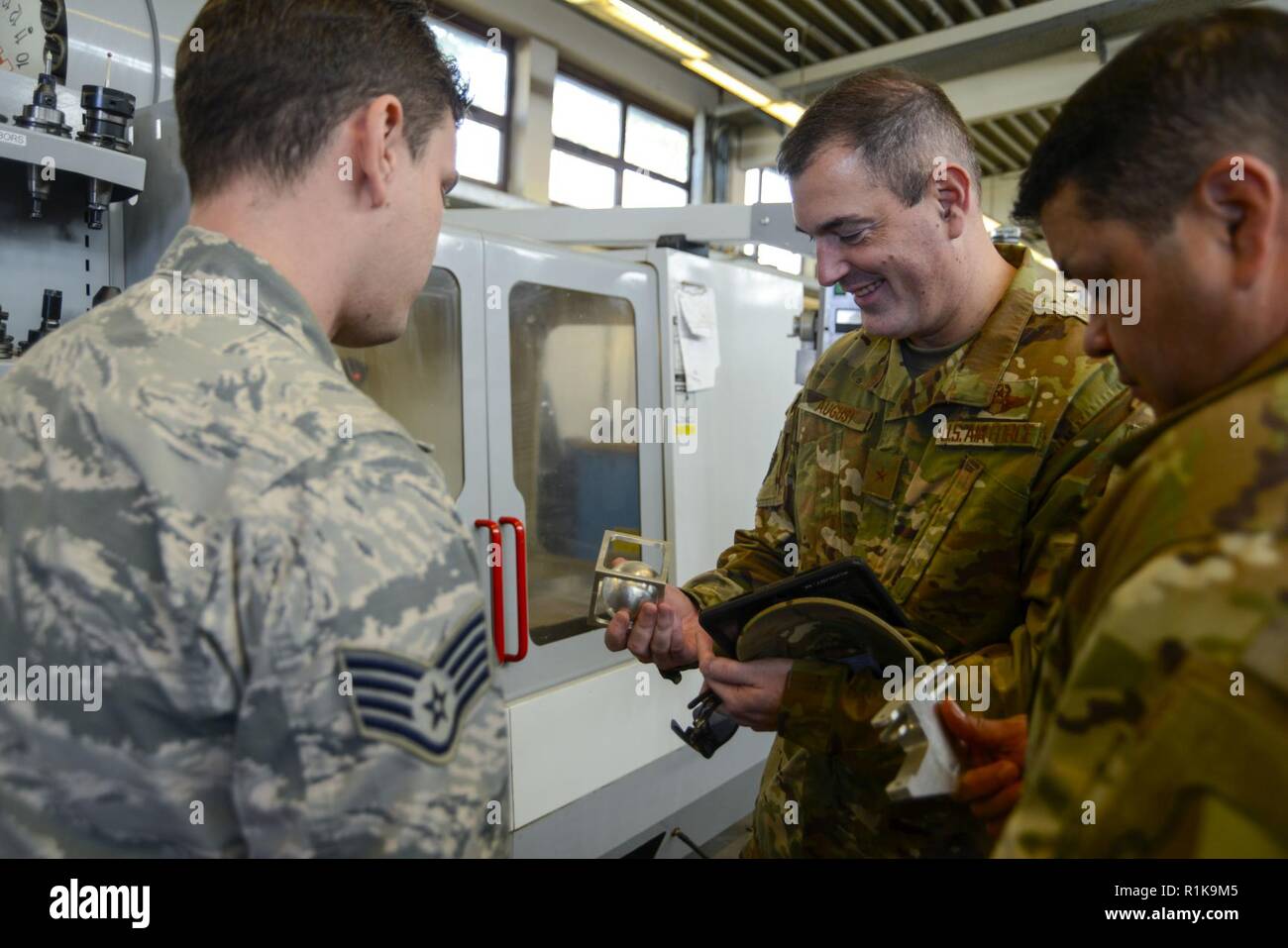 Us Air Force Brig. Gen. Mark R. August 86th Airlift Wing Commander, und Chief Master Sgt. Ernesto J. Rendon jr., 86th AW Befehl Chief, sehen Sie einige der komplexen Produkte die 86 Maintenance Squadron Metals Technology Flug während einer immersion Tour der 86th Instandhaltungsgruppe auf der Air Base Ramstein, Deutschland, Okt. 9, 2018 fabrizieren kann. Das Team verwendet die Immersion als Weg zu einem besseren Verständnis des 86th MXG Funktionen sowie eine Möglichkeit für Flieger, Fragen direkt an die Verantwortlichen zu stellen. Stockfoto