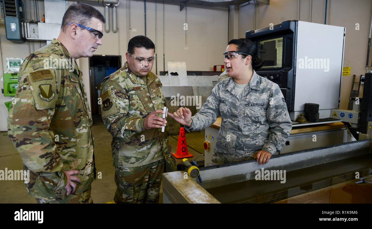 Us Air Force Brig. Gen. Mark R. August 86th Airlift Wing Commander, und Chief Master Sgt. Ernesto J. Rendon jr., 86th AW Befehl Chief, ein Element der 86th Maintenance Squadron Metals Technology Flug über eine Wasserstrahlschneidemaschine bei einer immersion Tour der 86th Instandhaltungsgruppe auf der Air Base Ramstein, Deutschland, Okt. 9, 2018 erstellt. Das Team verwendet die Immersion als Weg zu einem besseren Verständnis des 86th MXG Funktionen sowie eine Möglichkeit für Flieger, Fragen direkt an die Verantwortlichen zu stellen. Stockfoto