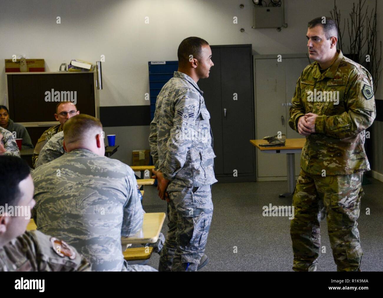 Us Air Force Brig. Gen. Mark R. August 86th Airlift Wing Commander, hört zu, eine Frage von einem Flieger während einer immersion Tour der 86th Instandhaltungsgruppe auf der Air Base Ramstein, Deutschland, Oktober 9, 2018. August und Chief Master Sgt. Ernesto J. Rendon jr., 86th AW Befehl Chief, verwendet die Immersion als Weg zu einem besseren Verständnis des 86th MXG Funktionen sowie eine Möglichkeit für Flieger, Fragen direkt an die Verantwortlichen zu stellen. Stockfoto