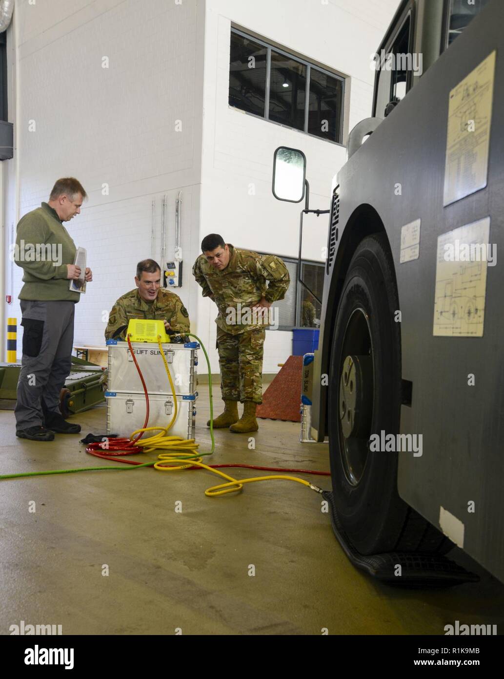 Us Air Force Brig. Gen. Mark R. August (Mitte), 86th Airlift Wing Commander, und Chief Master Sgt. Ernesto J. Rendon jr., 86th AW Befehl Chief, Test einige der neuen Tools die 86 Maintenance Squadron verwendet, während ein Eintauchen Tour der 86th Instandhaltungsgruppe auf der Air Base Ramstein, Deutschland, Oktober 9, 2018. Das Team gelernt, dass viele der neuen Werkzeuge nicht nur die Arbeit leichter machen, sondern auch für Flieger sicherer. Stockfoto