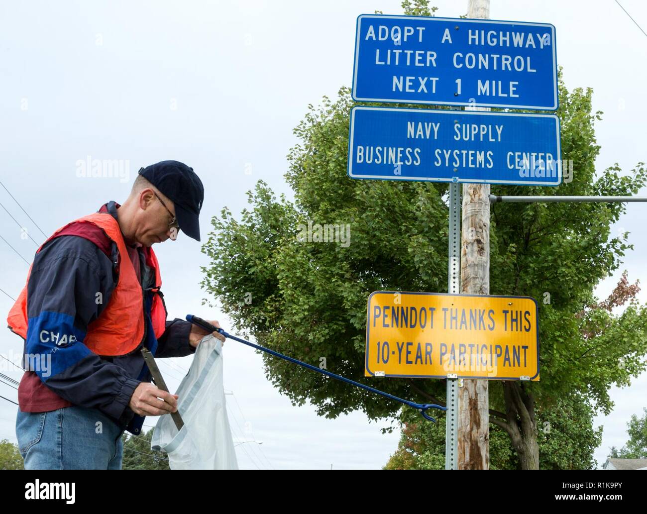 (Okt. 2010) 5, 2018) Cmdr. Bob Wintern, Executive Officer, Marine Systeme Befehl (NAVSUP) Business Systems Center (BSC) in Mechanicsburg, Pa., nimmt an einem Clean-up-Projekt als Teil einer Adopt-A-Highway Partnerschaft mit den lokalen Mechanicsburg Gemeinschaft. Die Clean-up-Projekt diente als Chance für NAVSUP BSC Segler wie die umweltverantwortung Ihrer Gemeinschaft zu handeln und zu bewahren, zu schützen, wiederherzustellen und die lokale Umwelt verbessern durch Entfernen von Müll und Schutt von der Autobahn. Stockfoto