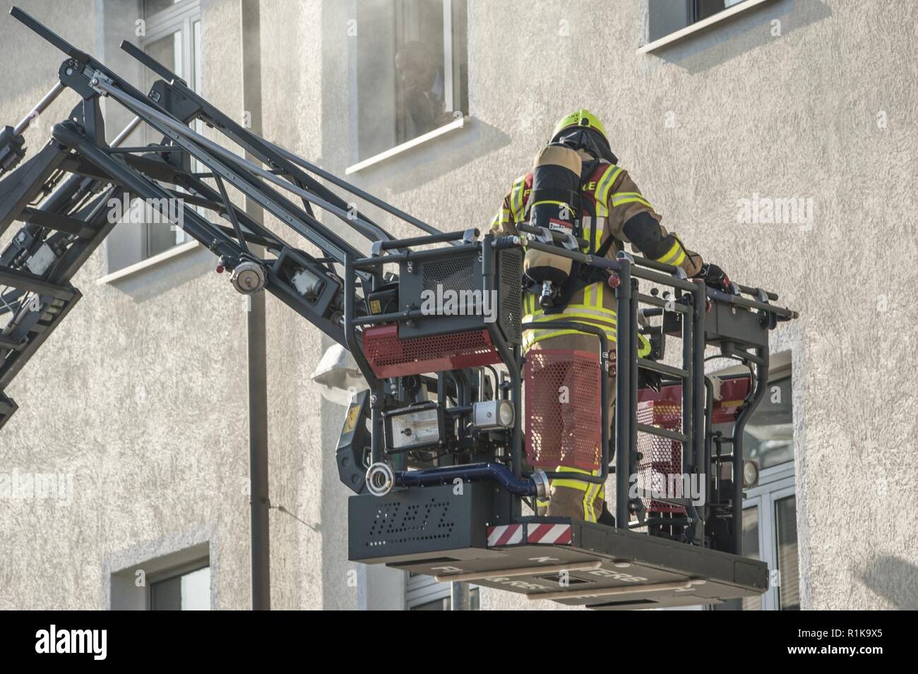 ANSBACH, Deutschland (Okt. 2010) 10, 2018) - U.S. Army Garrison Ansbach Feuerwehr eine Löschübung Übung am Barton Kasernen, LRC in Ansbach, während der Brandschutz Woche 2018. Die übung war auf einem simulierten Szenario zugrunde, die Rettung einer Person aus dem dritten Stock und der Evakuierung der übrigen Mitarbeiter. Stockfoto