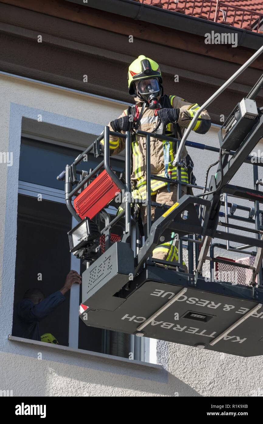 ANSBACH, Deutschland (Okt. 2010) 10, 2018) - U.S. Army Garrison Ansbach Feuerwehr eine Löschübung Übung am Barton Kasernen, LRC in Ansbach, während der Brandschutz Woche 2018. Die übung war auf einem simulierten Szenario zugrunde, die Rettung einer Person aus dem dritten Stock und der Evakuierung der übrigen Mitarbeiter. Stockfoto