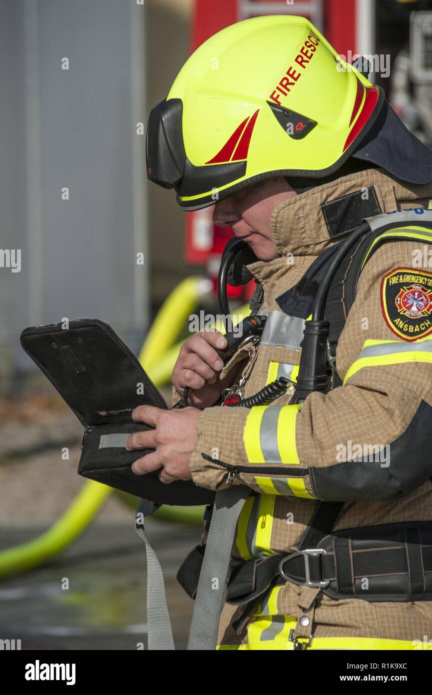 ANSBACH, Deutschland (Okt. 2010) 10, 2018) - U.S. Army Garrison Ansbach Feuerwehr eine Löschübung Übung am Barton Kasernen, LRC in Ansbach, während der Brandschutz Woche 2018. Die übung war auf einem simulierten Szenario zugrunde, die Rettung einer Person aus dem 2. Stock und der Evakuierung der übrigen Mitarbeiter. Stockfoto