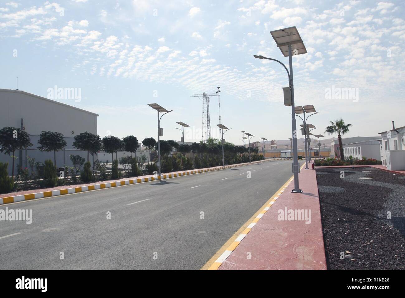 AMMAN, Jordanien - neu gepflanzten Bäume und Sträucher Linie eine Straße an der erweiterten Jordanien Streitkräfte gemeinsame Training Center. Die Einweihung war für die neue Anlage am Okt. 10, 2018 statt. Stockfoto