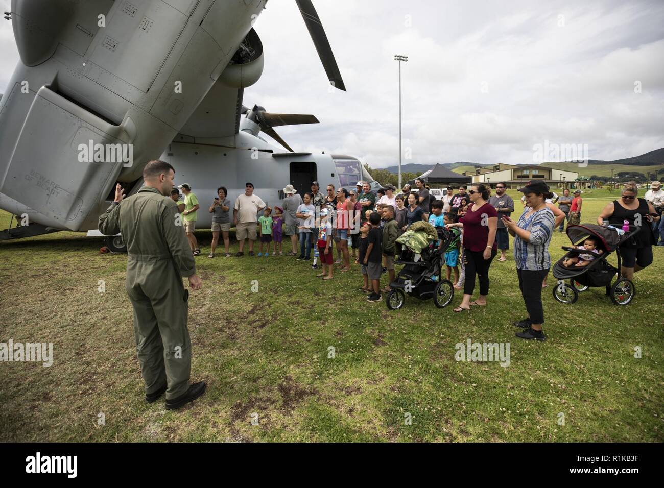 Us Marine Corps Maj. Christopher Ulcak, ein MV-22 B Osprey Pilot mit Marine Medium Tiltrotor Squadron 363 (VMM-363), trifft sich mit den Mitgliedern der Gemeinschaft am Waimea Stadtteilpark und erzieht sie von den Fähigkeiten des Flugzeugs, Okt. 12, 2018. VMM-363, genannt das Glück roten Löwen, flog ihre Flugzeuge vom Marine Corps Base Hawaii auf Oahu zu den Waimea Herbstfest, die eine statische Anzeige und Experten für eine Erfahrung aus erster Hand an die Teilnehmer des Festivals. Die Staffel angekommen, nach Hawaii zu einem früheren Zeitpunkt in diesem Jahr die Erhöhung der Kampfkraft und Krisenreaktion w Stockfoto