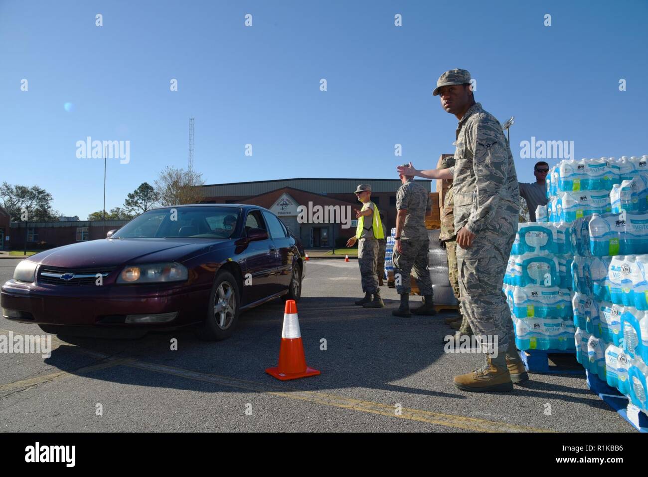 Us Air National Guard Flieger aus die 116. Air Control Flügel Essen und Wasser im Miller County, Ga., Okt. 13, 2018 während des Hurrikans Michael Bemühungen zu verteilen. Das Georgia National Guard arbeitet mit lokalen Behörden route Abstand durchzuführen, Fremdkörper entfernen und Lieferungen zu verteilen, in Reaktion auf den Hurrikan Michael benötigt. Stockfoto