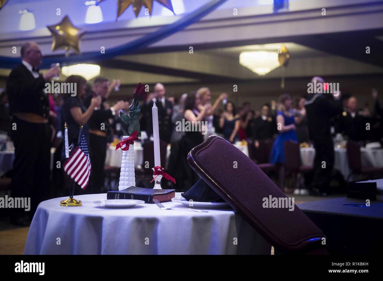 SILVERDALE, Washington (Okt. 13, 2018) Teilnehmer heben ihre Gläser in einen Toast auf Kriegsgefangene und Missing in Action (POW/MIA) Service Mitglieder während der jährlichen Naval Base Kitsap's Marine Ball im Gedenken an den Geburtstag der Marine. Die Marine feiert im Geburtstag in diesem Jahr mit dem Thema", geschmiedet am Meer ist. Stockfoto