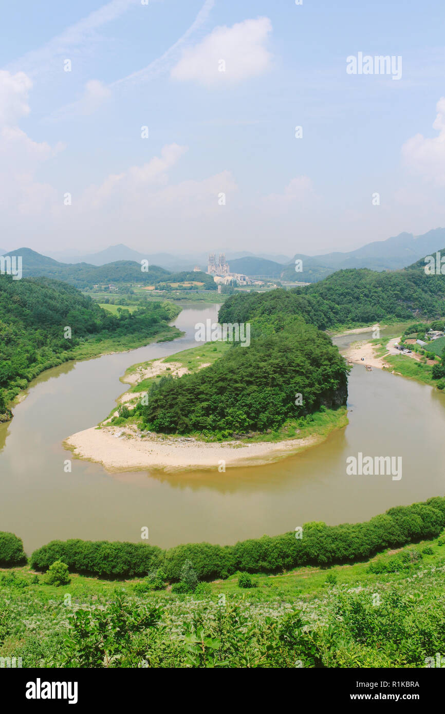 Koreanische Halbinsel - geformte Felsen (Hanbando Feuchtgebiet) und River bei Seonam Dorf in Yeongwol, Gangwon-do, Korea Stockfoto